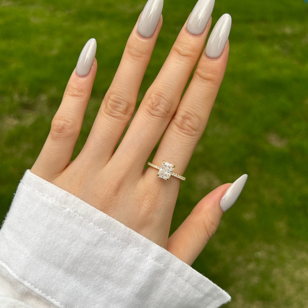Crushed Ice Radiant cut on solitaire band Mini