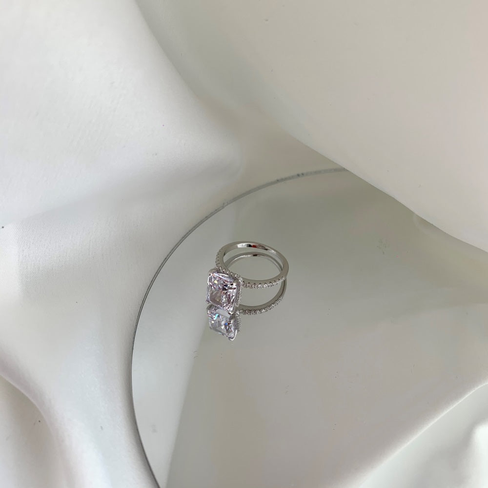 Radiant cut on solitaire band Maxi Rhodium