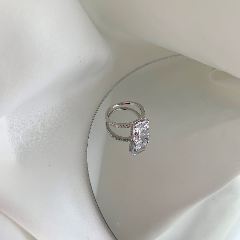 Radiant cut on solitaire band Maxi Rhodium